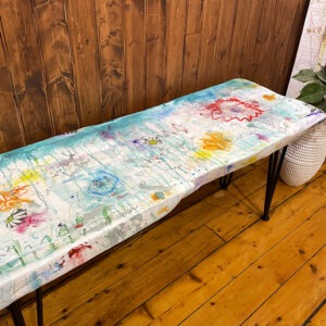 Banc en bois avec pattes épingles signée MPOIRIER: blanc, jaune, mauve, vert, rouge, orange, rose, noir, bleu, turquoise.