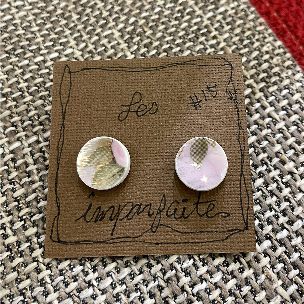 Boucles d'oreilles rondes signées MPOIRIER en porcelaine recyclée (blanc, rose, doré, vert)
