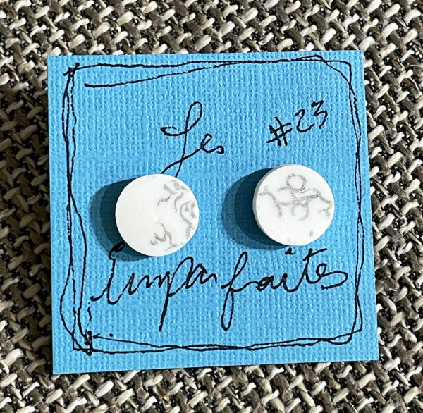 Boucles d'oreilles rondes signées MPOIRIER en porcelaine recyclée (blanc/gris)