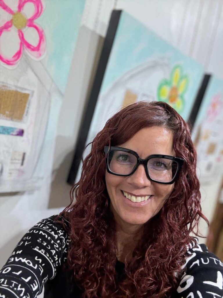 Mélanie Poirier artiste multidisciplinaire devant sa collection Habiter sa vie représentant des lieux sacrés, des maisons spirituelles qui contribuent à la pleine conscience.