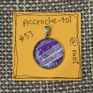 pendentif accroche-toi à moi #53 signé mpoirier de couleur mauve, blanc en acier inoxydable et en vente à la galerie mp tresart